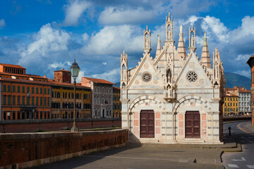 Wall Mural - Santa Maria della Spina (St Mary of the Thorn) along River Arno waterfront, a wonderful sample of 14th century gothic architecture in Pisa