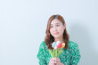 © yslab02 - チューリップ を手に遠くを見つめる女性