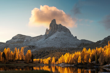 Wall Mural - Picturesque view on Federa Lake in sunrise time. Autumn mountains landscape with Lago di Federa and bright orange larches in the Dolomite Apls, Cortina D'Ampezzo, South Tyrol, Dolomites, Italy
