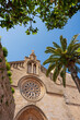 Zabytkowy kościół z przepiękną rozetą wbudowany w mury miasta. Kościół swiętego Jakuba, Alcudia, Majorka, Hiszpania. 