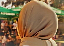 Muslima Mit Braunem Kopftuch Vor Marktplatz In Stadt Bei Sonne Am Abend Im Sommer