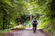 escursion juvenil en bicicleta de montaña, pista de Anapia a prados de Sanchese, trekking de las Golondrinas, Lescun, región de Aquitania, departamento de Pirineos Atlánticos, Francia