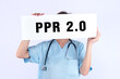Krankenschwester oder Pflegekraft im Krankenhaus mit einem Schild auf dem PPR 2.0 steht