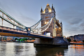 Tower Bridge in London (England).