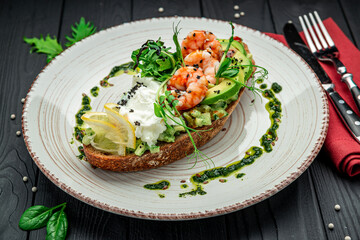 Canvas Print - Bruschetta with shrimp, guacamole, cream cheese and pesto sauce.