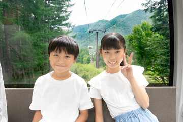 Wall Mural - 夏休みにロープウェイに乗る小学生の男の子と女の子