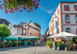 canvas print picture - St. Wendel, Saarland, Deutschland – Blick auf den Schlossplatz mit Restaurants im Sommer in der Stadt Sankt Wendel