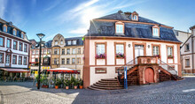 Stadt St. Wendel, Saarland, Deutschland – Innenstadt Panorama Historisches Altes Rathaus Am Fruchtmarkt Im Sommer