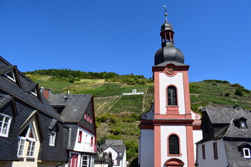 Wall Mural - Kirche in Zell an der Mosel mit Blick auf die Schwarze Katz