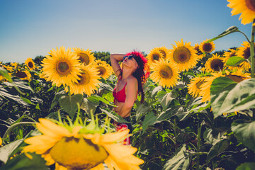 Wall Mural - Femme dans un champ de tournesols