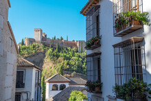 Vista Alejada De La Alhambra Desde Una Calle De Tradicionales Casas Blancas De La Ciudad De Granada, España