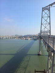 pontes e a sobra no mar verde da ponte da cidade de Florianópolis 