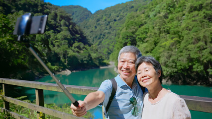 Wall Mural - old couple taking selfie