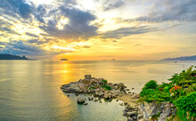 Landscape Sunrise On Hon Chong Cape, Nha Trang, Vietnam. A Peaceful Place To Welcome Peace On The Bay