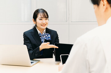 Canvas Print - タブレットを使って説明をする女性（窓口・相談）
