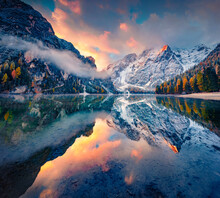 First Snow On Braies Lake. Foggy Autumn View Of Italian Alps, Naturpark Fanes-Sennes-Prags. Picturesque Sunrise In DolomiteAlps, Italy, Europe. Beauty Of Nature Concept Background.