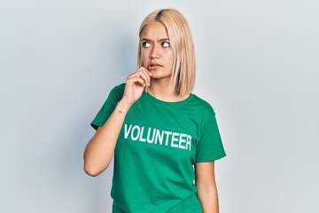 Canvas Print - Beautiful blonde woman wearing volunteer t shirt thinking worried about a question, concerned and nervous with hand on chin