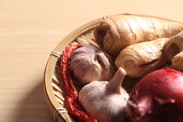 Poster - Ginger, garlic and red pepper in the bamboo basket