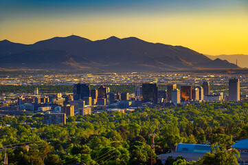 Fototapete - Salt Lake City skyline at sunset with Wasatch Mountains in the background, Utah