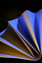 Papel De Impresiòn Con Luz Azul Y Amarillo Mostrando Lìneas Y Formas Geomètricas En Triàngulos En Abanico, Forma Un Bello Y Original Diseño Abstracto Con Fondo Negro