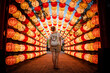Mujer turista disfrutando de paseo por tunel de lámparas, en la ciudad de Hoi An, Vietnam