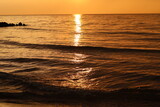 Fototapeta Fototapety z morzem do Twojej sypialni - Piękny zachód słońca latem nad morzem w czasie upałów.