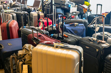 Liegen Gebliebende Koffer An Einem Flughafen Als Auswirkung Vom Personalmangel Beim Bodenpersonal