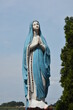 Figurka Matki Boskiej na tle nieba