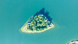 Fototapeta  - Bezludna wyspa, Jezioro Lednica