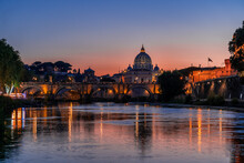 Der Petersdom In Rom Bei Nacht Mit Dem Fluss TIber Im Vordergrund