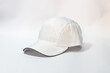 © Danilo - Boné branco em fundo neutro