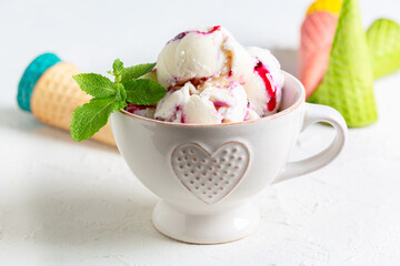 Fototapete - Vanilla ice cream with berry sauce.