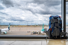 Rucksack Vor Einem Flugzeug Zum Thema Flugreisen Und Gepäck
