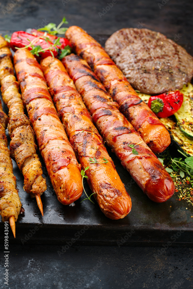 Foto de Stock Traditional Grillplatte mit Bratwurst, Hamburger und ... Foto de Stock Traditional Grillplatte mit Bratwurst, Hamburger und ...