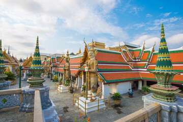 Fototapete - Golden architecture of grand palace buddha temple in Bangkok