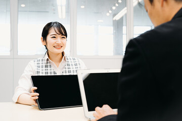 Canvas Print - タブレットPCで説明するビジネスウーマン（会議）
