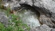 Sehr schönes Becken mit klarem und frischen Wasser in einem Bergbach in Slow Motion 120pfs (mit Wassersounds)