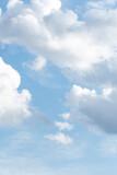 Fototapeta Niebo - białe chmury na tle niebieskiego nieba