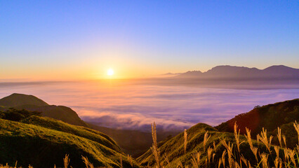 最高に美しい絶景自然風景
 The most beautiful natural scenery (Mt. Aso background) 
「日の出・雲海・朝焼け光芒」
 