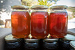 Frascos de mel prontos para consumo
