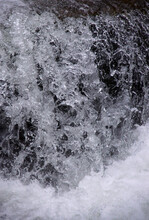 Kleiner Wasserfall, Gefroren In Der Zeit Bei 1/4000s. Die Formen, Die Das Fallende Wasser Bildet, Sind Fragil, Absonderlich Und Unvorhersehbar. Beinahe Künstlerisch. 
