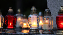 Świeczka Na Grobie Osoby Bliskiej świeci Podczas święta Zmarłych. 