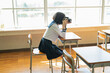 © One - 教室で写真を撮る女子高生