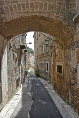 Poster - Vertical shot of a narrow street in Caiazzo, Italy