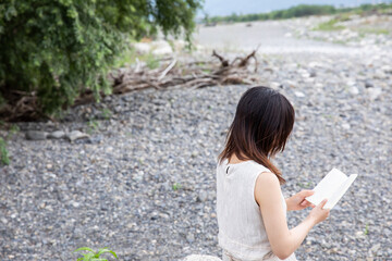 Canvas Print - 自然の中で本を読む女性　The lady who reads a book.