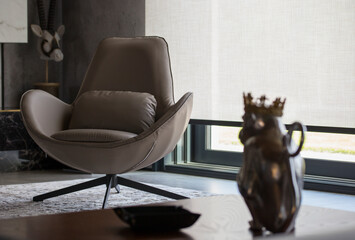 Leinwandbilder - Interior design with roller blinds in the background. Automatic solar shades of large sizes on the window. Fabric with linen texture. In front of a large window is a chair on a carpet. 