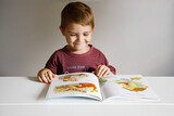 Fototapeta Storczyk - Nauka czytania, nauka liter, dzieci czytają, cudowne dziecko, szczęśliwe dziecko czyta w domu i nauka przedszkolna, ochota na szkołę