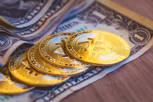 Bitcoin - BTC. Uma Pilha De Moedas De Bitcoins Sobre Cédulas De Dólares Americanos Em Fotografia Macro. Conceitos De Criptomoedas, Finanças E Risco.