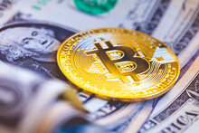 Uma Moeda De Bitcoin Sobre Cédulas De Dólares Americanos Em Fotografia Macro. Conceitos De Criptomoedas, Finanças E Risco.