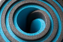 Detalle De Dos Tapetes Para Yoga En Color Gris Y Azul Enrollados